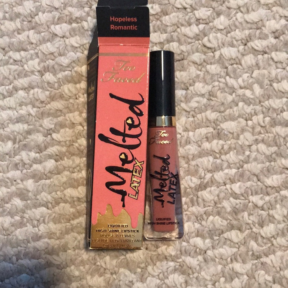 Too faced melted latex lipgloss. Never used